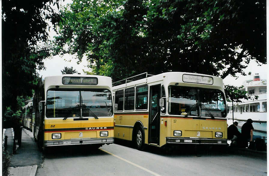 (079'704) - STI Thun - Nr. 52/BE 396'552 + Nr. 57/BE 413'457 - Saurer/R&J am 25. August 2005 bei der Schiffl�ndte Thun