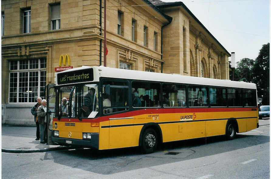 (080'003) - CarPostal Jura-Jura bernois-Neuch�tel - Nr. 14/JU 21'773 - Mercedes/R&J (ex P 25'346) am 27. August 2005 beim Bahnhof La Chaux-de-Fonds