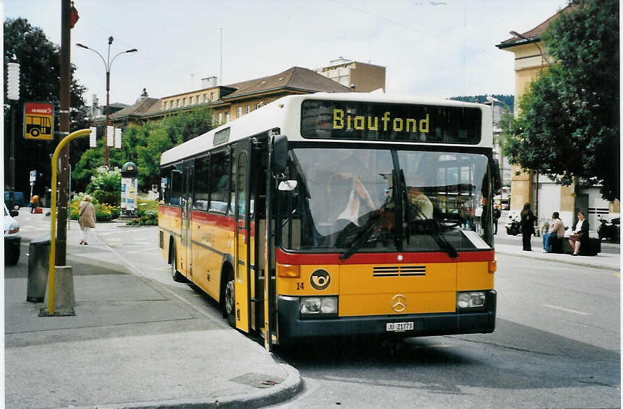 (080'004) - CarPostal Jura-Jura bernois-Neuch�tel - Nr. 14/JU 21'773 - Mercedes/R&J (ex P 25'346) am 27. August 2005 beim Bahnhof La Chaux-de-Fonds
