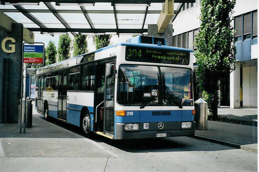 (080'034) - VBZ Z�rich - Nr. 215/ZH 588'215 - Mercedes am 28. August 2005 beim Bahnhof Dietikon