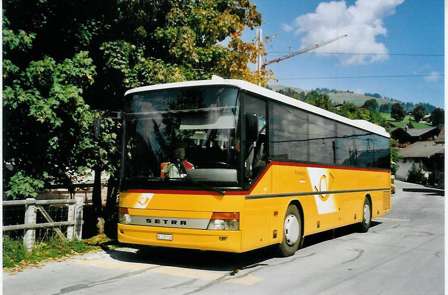(080'226) - K�bli, Gstaad - BE 235'726 - Setra am 3. September 2005 beim Bahnhof Sch�nried