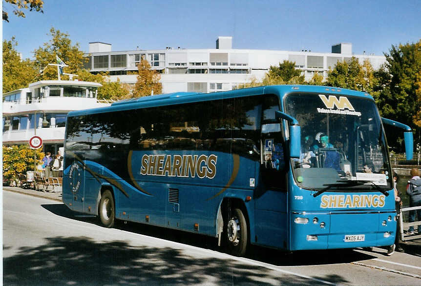 (080'636) - Aus England: Shearings, Wigan - Nr. 729/MX05 AJY - Plaxton am 9. Oktober 2005 bei der Schiffl�ndte Thun