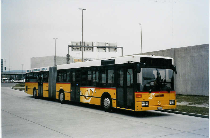 (081'001) - PostAuto Z�rich - Nr. 22/ZH 780'687 - Mercedes (ex P 27'725) am 18. Oktober 2005 in Z�rich, Flughafen