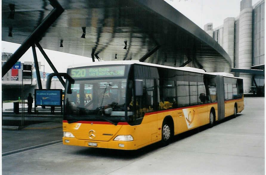 (081'002) - PostAuto Z�rich - Nr. 28/ZH 780'779 - Mercedes am 18. Oktober 2005 in Z�rich, Flughafen