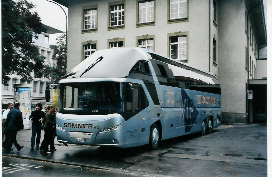 (081'036) - Sommer, Gr�nen - BE 153'590 - Neoplan am 19. Oktober 2005 beim Bahnhof Burgdorf