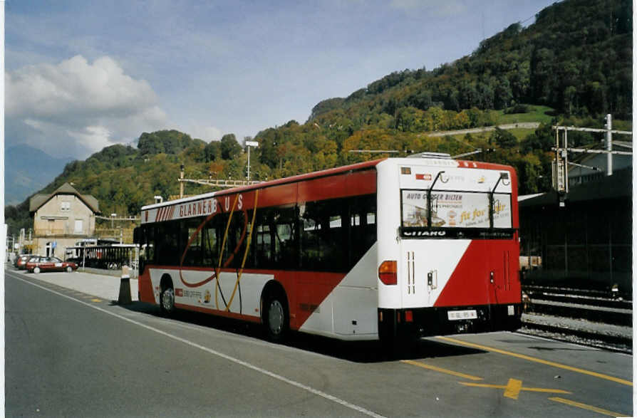 (081'133) - Niederer, Filzbach - Nr. 22/GL 95 - Mercedes am 20. Oktober 2005 beim Bahnhof N�fels-Mollis