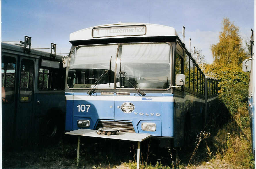 (081'137) - VBL Luzern - Nr. 107 - Volvo/Hess am 20. Oktober 2005 in N�fels