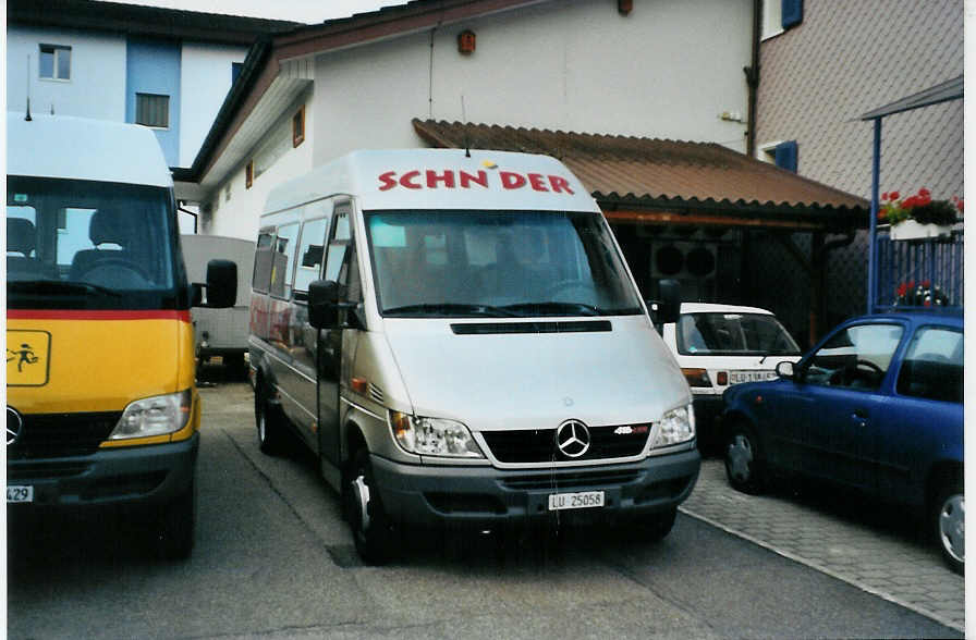 (081'222) - Schnider, Sch�pfheim - LU 25'058 - Mercedes am 21. Oktober 2005 in Sch�pfheim, Garage