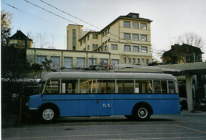 (081'837) - TL Lausanne (R�trobus) - Nr. 5 - FBW/Eggli Trolleybus (ex Nr. 505; ex Nr. 5) am 18. Dezember 2005 in Lausanne, D�p�t Borde
