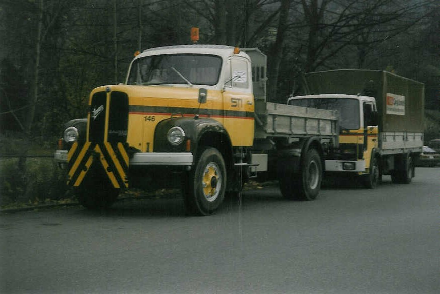 (015'736) - Aus dem Archiv: STI Thun - Nr. 146/BE 3349 U - Saurer am 11. November 1996 bei der Schiffl�ndte Thun
