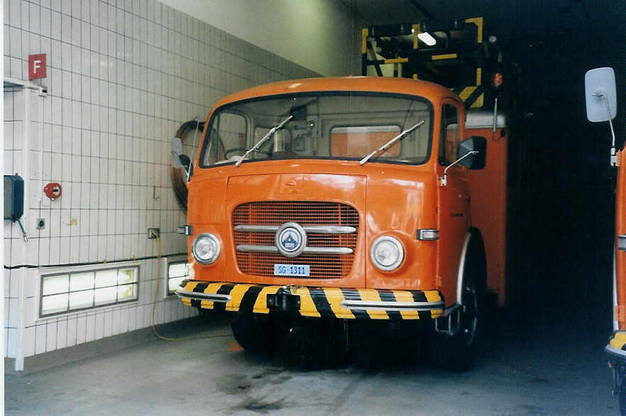 (059'501) - Aus dem Archiv: VBSG St. Gallen - SG 1311 - Saurer am 29. M�rz 2003 in St. Gallen, Depot