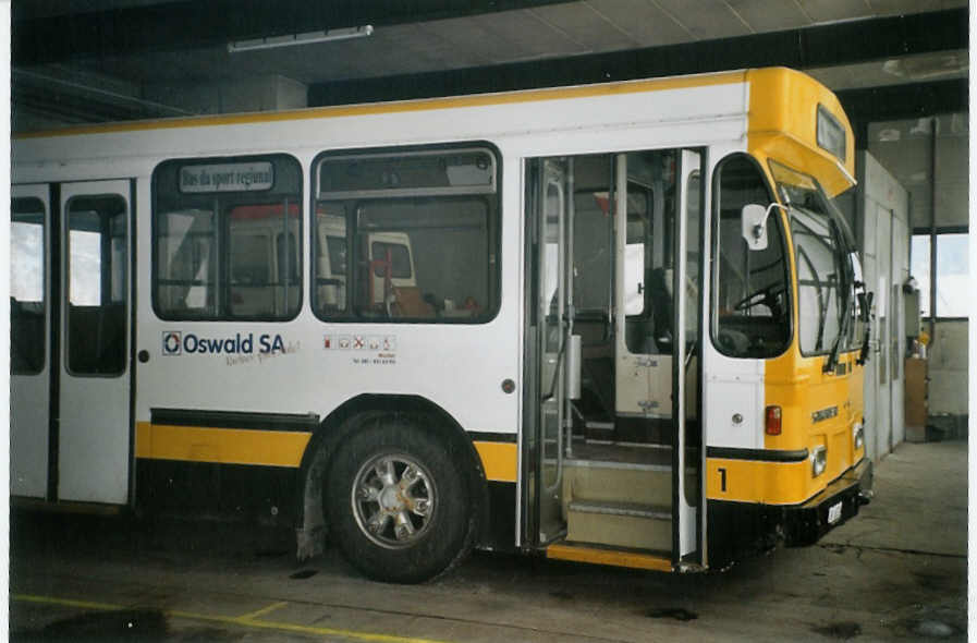(082'402) - Oswald, M�stair - Nr. 1/GR 68'204 - Saurer/Hess (ex VBSH Schaffhausen Nr. 13) am 1. Januar 2006 in M�stair, Garage (Teilaufnahme)