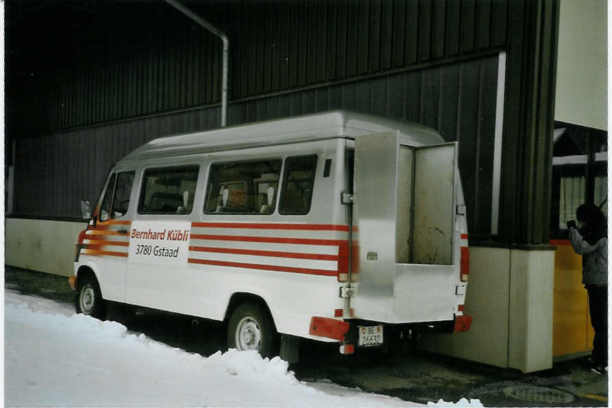 (083'129) - K�bli, Gstaad - BE 26'632 - Mercedes am 19. Februar 2006 in Gstaad, Garage
