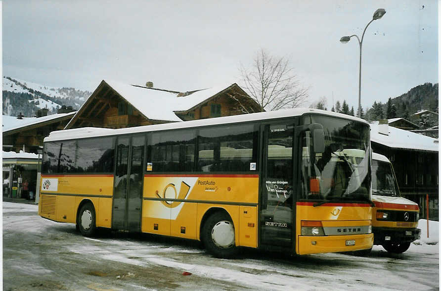 (083'130) - K�bli, Gstaad - BE 403'014 - Setra am 19. Februar 2006 beim Bahnhof Gstaad