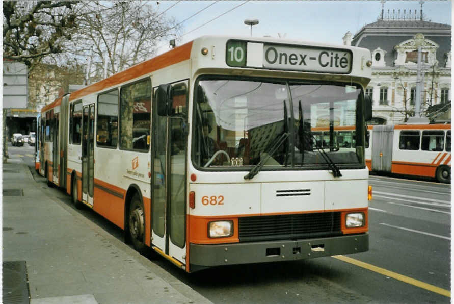 (083'416) - TPG Gen�ve - Nr. 682 - NAW/Hess Gelenktrolleybus am 6. M�rz 2006 in Gen�ve, 22-Cantons