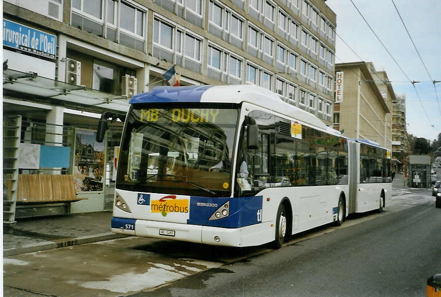 (083'634) - TL Lausanne - Nr. 571/VD 1481 - Van Hool am 6. M�rz 2006 beim Bahnhof Lausanne