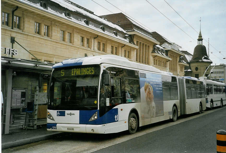 (083'636) - TL Lausanne - Nr. 570/VD 454'282 - Van Hool am 6. M�rz 2006 beim Bahnhof Lausanne
