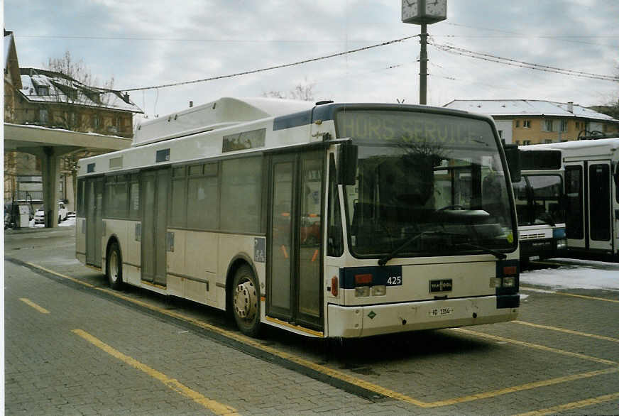 (083'710) - TL Lausanne - Nr. 425/VD 1354 - Van Hool am 6. M�rz 2006 in Lausanne, D�p�t Borde