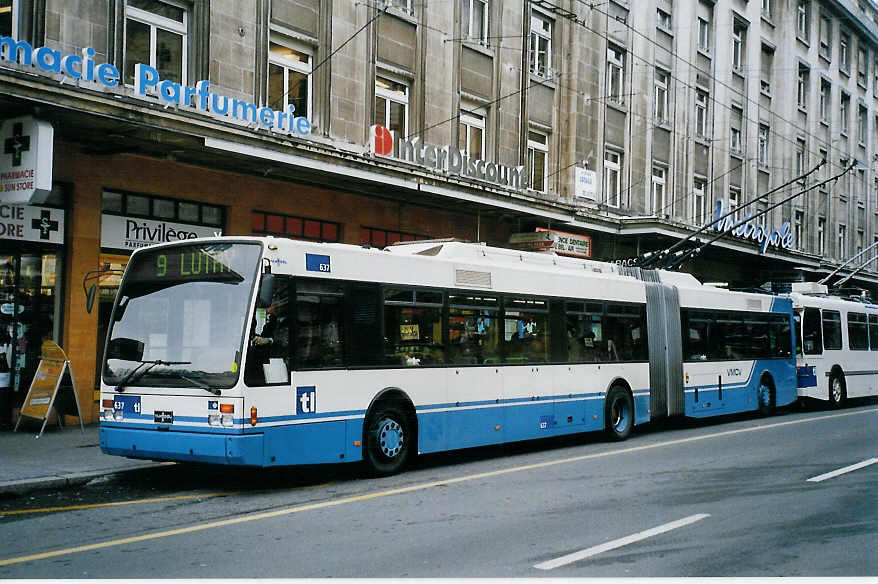 (083'732) - TL Lausanne (VMCV 11) - Nr. 637 - Van Hool Gelenktrolleybus am 6. M�rz 2006 in Lausanne, Bel-Air