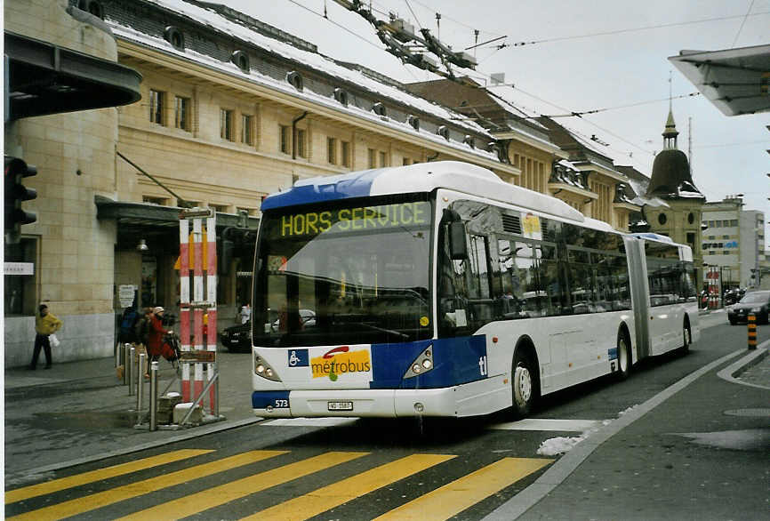(083'824) - TL Lausanne - Nr. 573/VD 1587 - Van Hool am 6. M�rz 2006 beim Bahnhof Lausanne