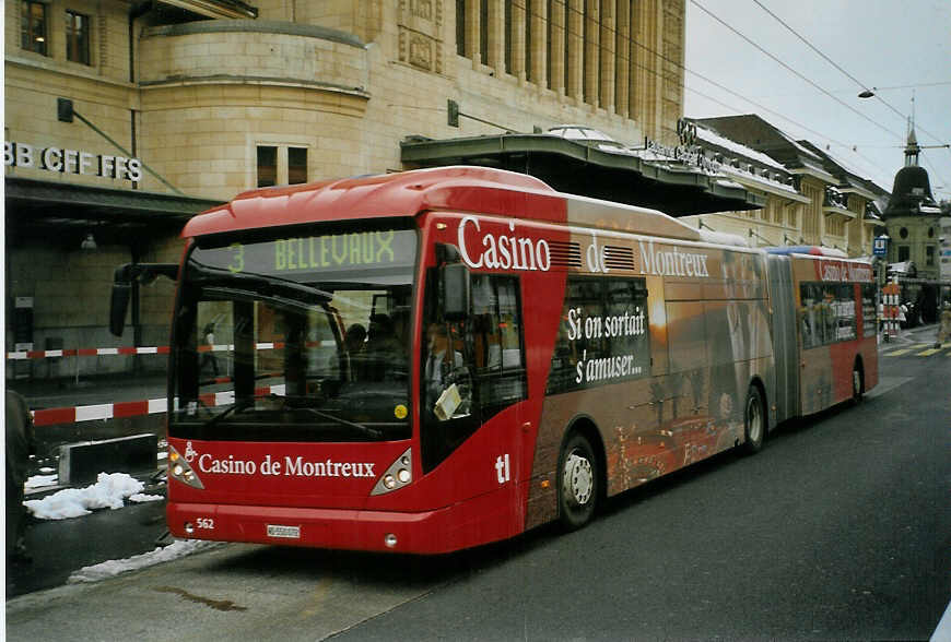 (083'829) - TL Lausanne - Nr. 562/VD 550'072 - Van Hool am 6. M�rz 2006 beim Bahnhof Lausanne