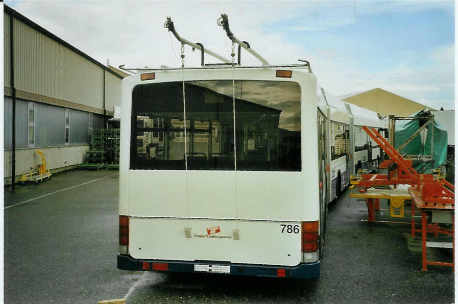 (084'124) - TPG Gen�ve - Nr. 786 - Hess/Hess Doppelgelenktrolleybus am 2. April 2006 in Bellach, Hess