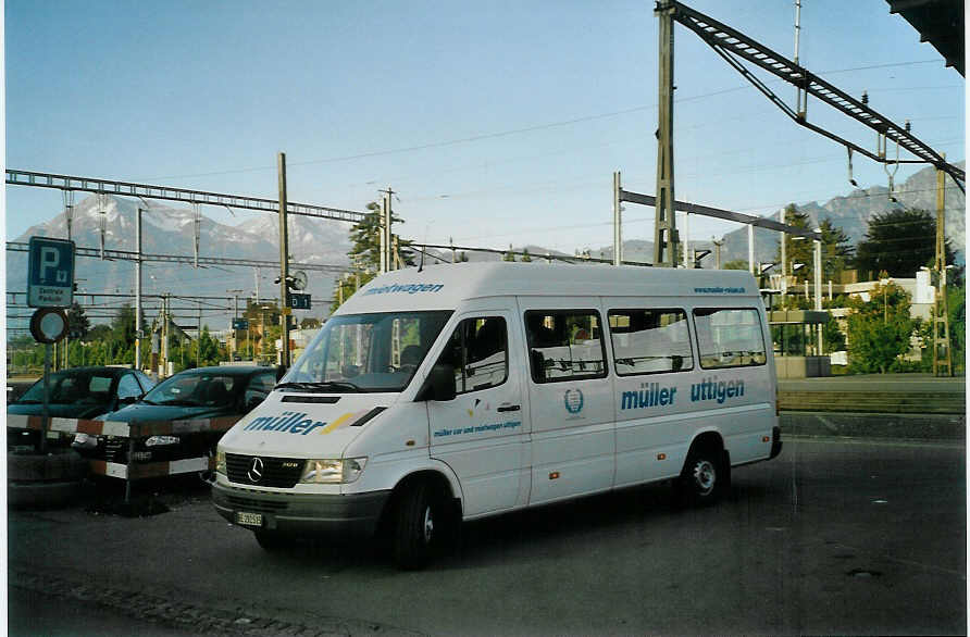 (085'533) - M�ller, Uttigen - BE 292'515 - Mercedes am 25. Mai 2006 beim Bahnhof Thun