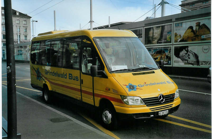 (085'534) - AVG Grindelwald - Nr. 9/BE 387'314 - Mercedes/OT am 25. Mai 2006 beim Bahnhof Z�rich