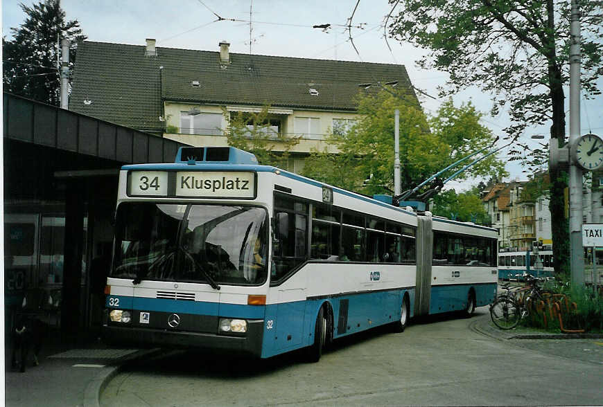 (085'607) - VBZ Z�rich - Nr. 32 - Mercedes Gelenktrolleybus am 25. Mai 2006 in Z�rich, Klusplatz