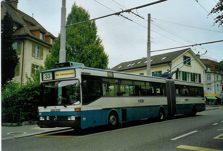 (085'615) - VBZ Z�rich - Nr. 111 - Mercedes Gelenktrolleybus am 25. Mai 2006 in Z�rich, Klusplatz