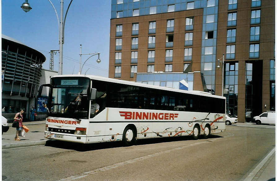 (087'408) - Binninger, V�rstetten - EM-BK 52 - Setra am 24. Juli 2006 beim Bahnhof Freiburg