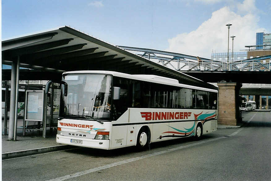 (087'414) - Binninger, V�rstetten - EM-TB 59 - Setra am 24. Juli 2006 beim Bahnhof Freiburg