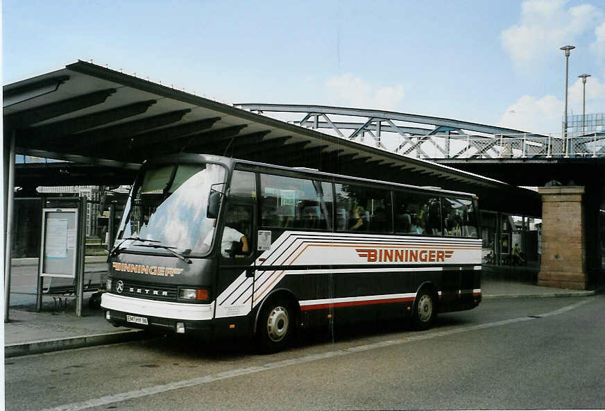 (087'421) - Binninger, V�rstetten - EM-HY 26 - Setra am 24. Juli 2006 beim Bahnhof Freiburg