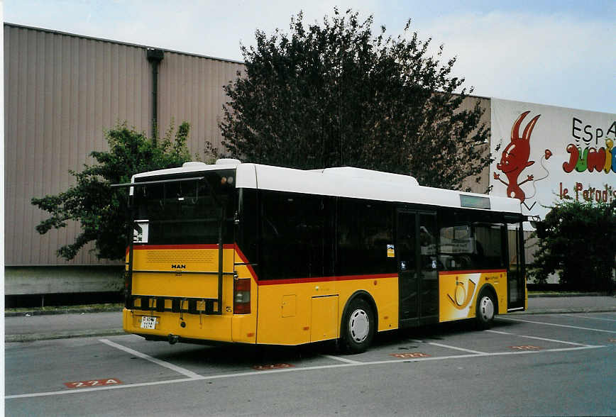 (087'903) - TPC Aigle - VD 1174 - MAN/G�ppel am 26. Juli 2006 beim Bahnhof Aigle