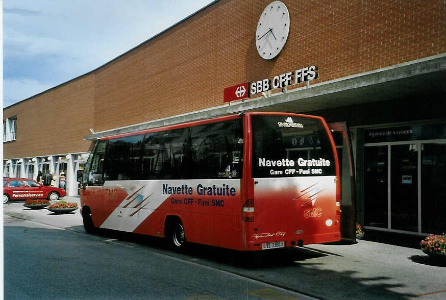 (088'004) - SMC Montana - Nr. 60/VS 3360 - Mercedes/Auw�rter am 26. Juli 2006 beim Bahnhof Sierre