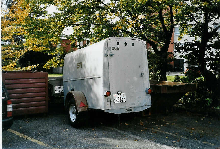 (090'406) - STI Thun - Nr. 266/BE 186'870 - Moser Gep�ckanh�nger (ex Nr. 66) am 28. Oktober 2006 in Thun, Garage