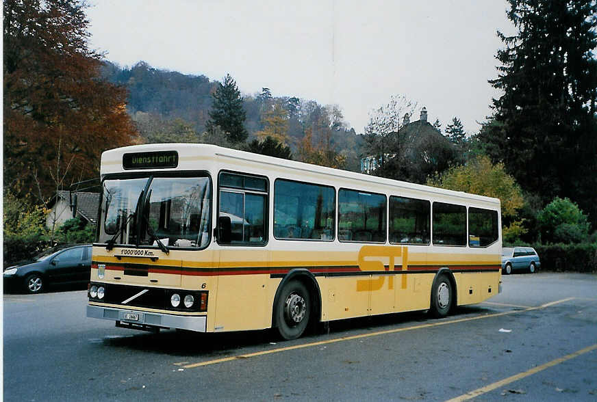 (090'733) - STI Thun - Nr. 6/BE 26'667 - Volvo/FHS (ex TSG Blumenstein Nr. 6) am 17. November 2006 bei der Schiffl�ndte Thun