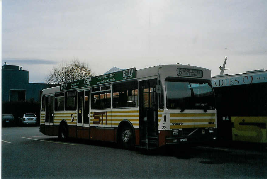 (090'812) - STI Thun - Nr. 32/BE 419'032 - Volvo/R&J (ex SAT Thun Nr. 32) am 24. November 2006 bei der Schiffl�ndte Thun