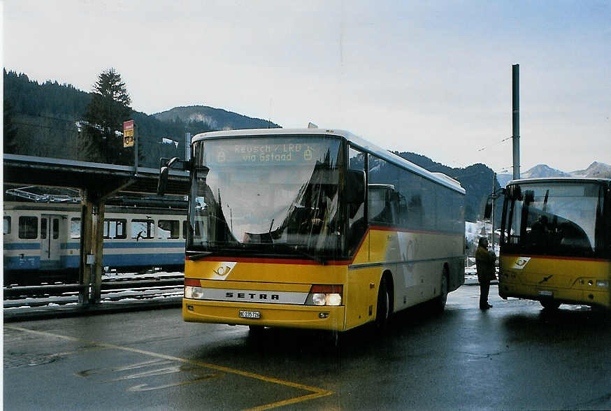 (091'200) - K�bli, Gstaad - BE 235'726 - Setra am 31. Dezember 2006 beim Bahnhof Gstaad