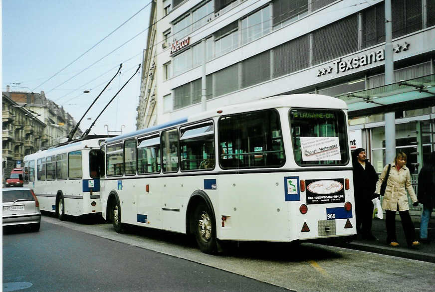 (092'601) - TL Lausanne - Nr. 966 - Rochat/Lauber Personenanh�nger am 17. M�rz 2007 beim Bahnhof Lausanne