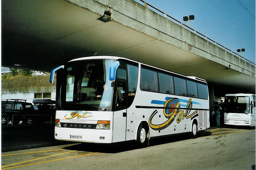 (092'817) - Aus Frankreich: Gal, Pers-Jussy - 3956 VK 74 - Setra am 17. M�rz 2007 in Gen�ve, A�roport