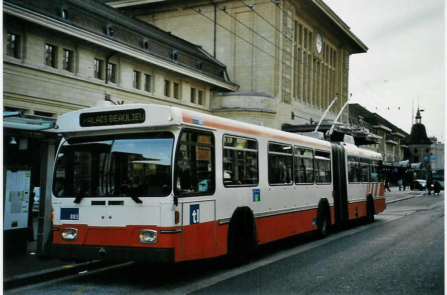 (093'005) - TL Lausanne - Nr. 883 - Saurer/Hess Gelenktrolleybus (ex TPG Gen�ve Nr. 652) am 17. M�rz 2007 beim Bahnhof Lausanne