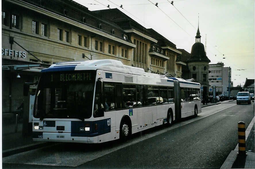(093'008) - TL Lausanne - Nr. 542/VD 1458 - Van Hool am 17. M�rz 2007 beim Bahnhof Lausanne