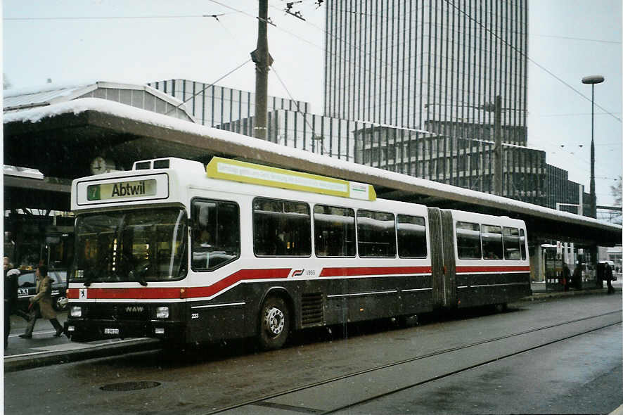(093'022) - VBSG St. Gallen - Nr. 233/SG 198'233 - NAW/Hess am 22. M�rz 2007 beim Bahnhof St. Gallen