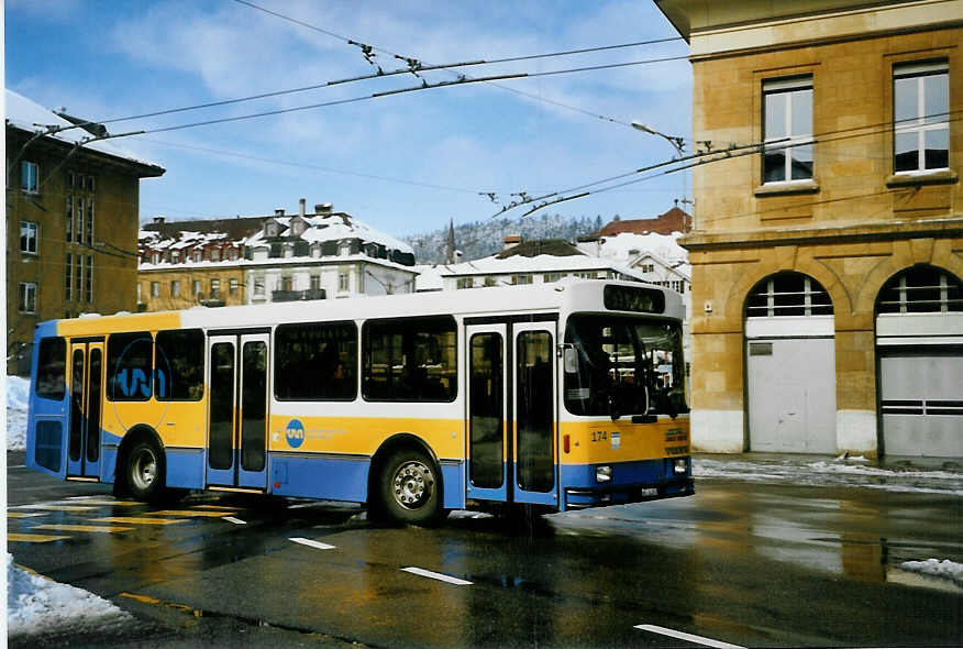 (093'333) - TC La Chaux-de-Fonds - Nr. 174/NE 84'381 - Volvo/Lauber am 25. M�rz 2007 beim Bahnhof La Chaux-de-Fonds