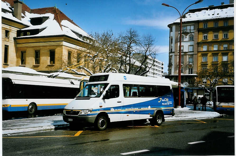 (093'403) - MobiCit�, La Chaux-de-Fonds - Nr. 23/NE 113'823 - Mercedes am 25. M�rz 2007 beim Bahnhof La Chaux-de-Fonds