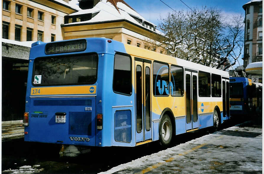 (093'405) - TC La Chaux-de-Fonds - Nr. 174/NE 84'381 - Volvo/Lauber am 25. M�rz 2007 beim Bahnhof La Chaux-de-Fonds