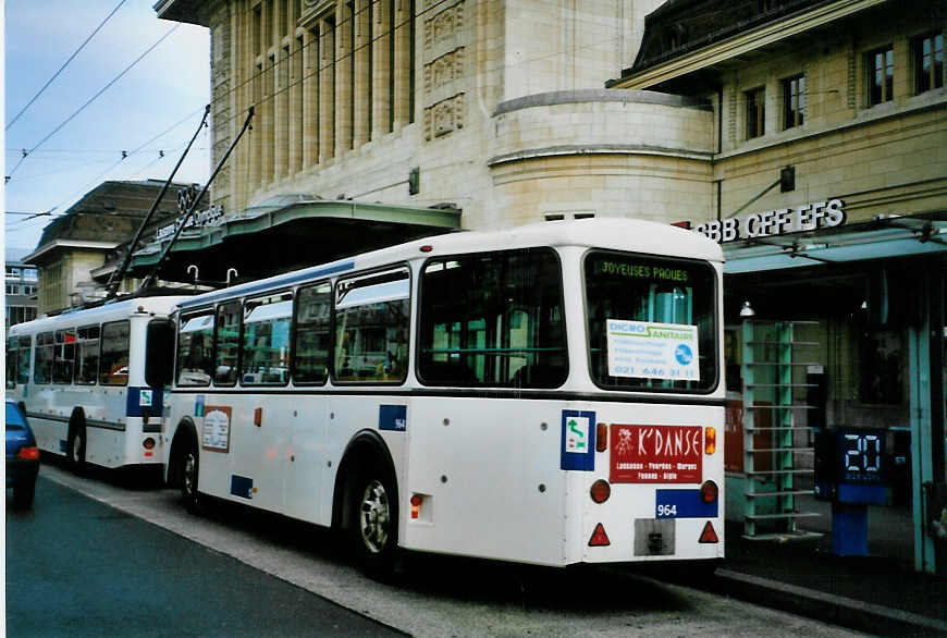(093'720) - TL Lausanne - Nr. 964 - Rochat/Lauber Personenanh�nger am 7. April 2007 beim Bahnhof Lausanne