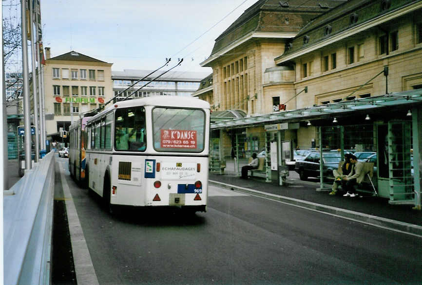 (093'728) - TL Lausanne - Nr. 969 - Rochat/Lauber Personenanh�nger am 7. April 2007 beim Bahnhof Lausanne