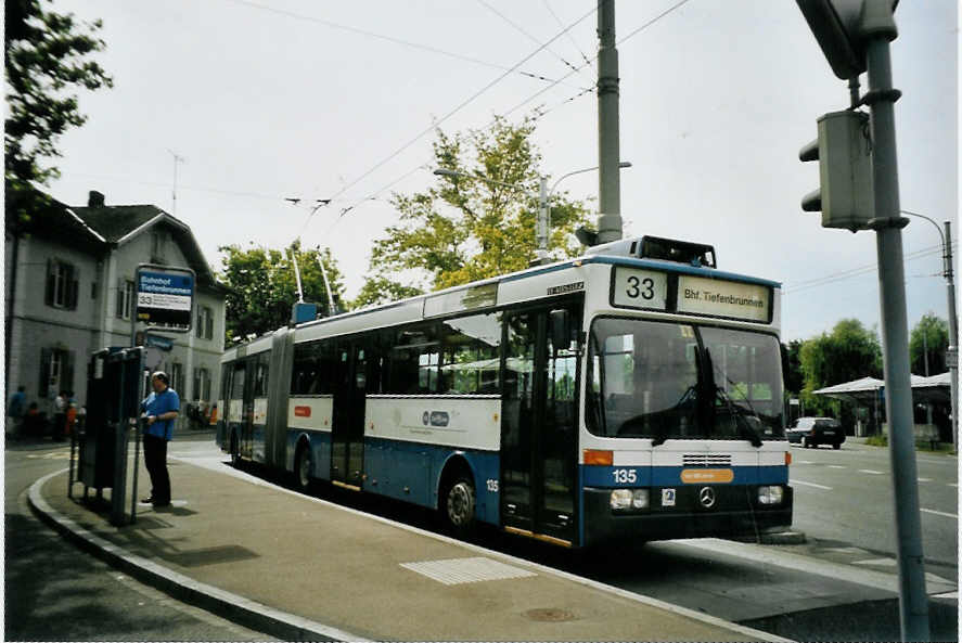 (094'614) - VBZ Z�rich - Nr. 135 - Mercedes Gelenktrolleybus am 26. Mai 2007 beim Bahnhof Z�rich-Tiefenbrunnen